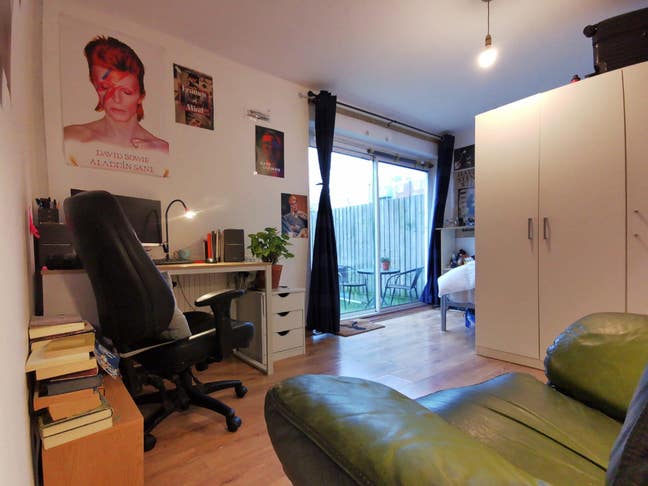 Large Double Room with Private Garden Main Photo