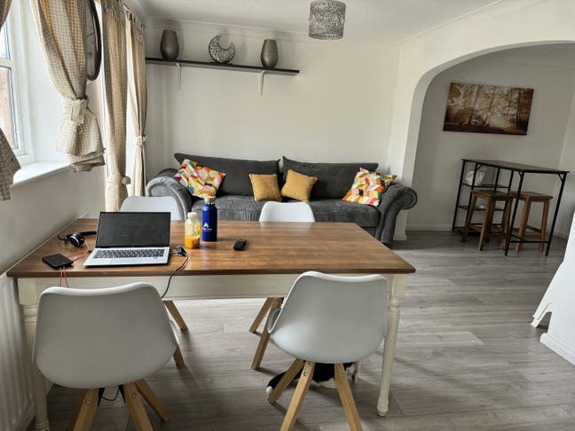 Furnished room with double bed in a house share  Main Photo