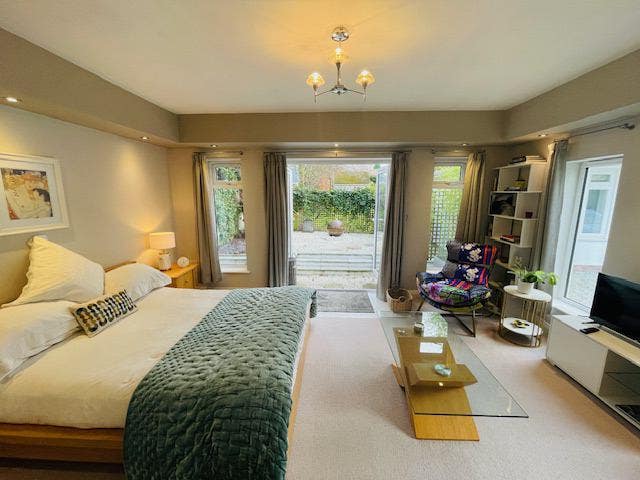 A luxury, fully furnished, detached, 3 room studio Main Photo