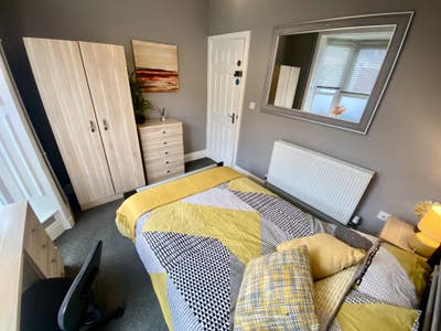 Bright Modern Double in City Centre Main Photo