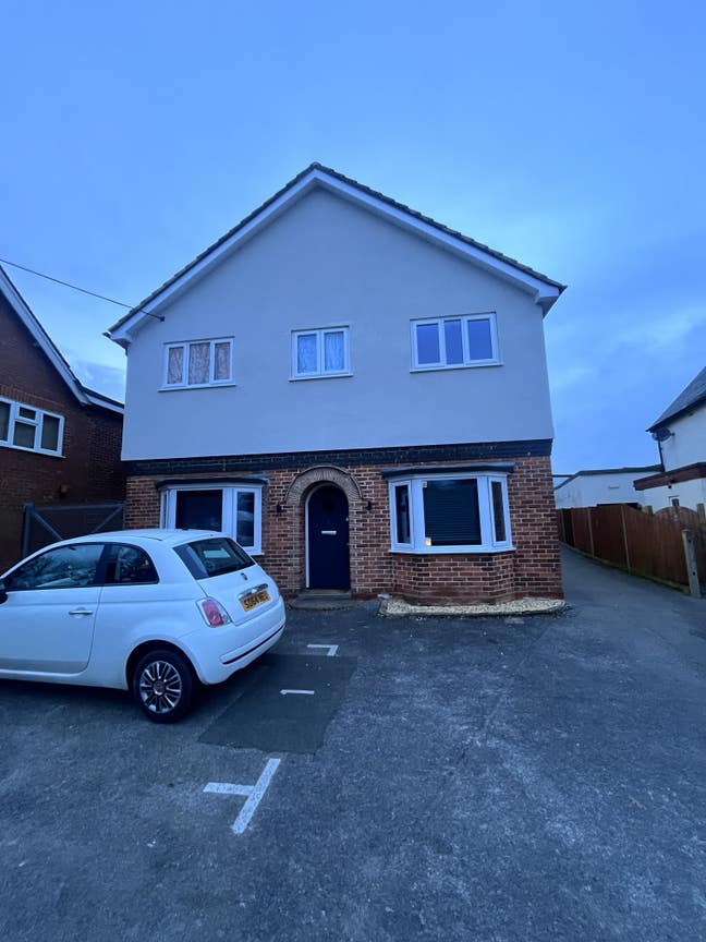 Two Bed Modern Flat Spacious in Prime Location Main Photo