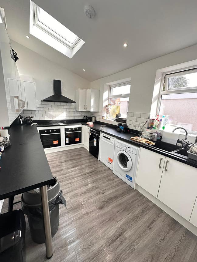 1 great double bedroom bills inc - Female pref  Main Photo