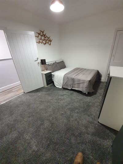 Double room to rent close to train station Main Photo