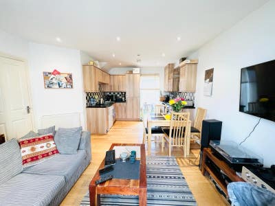 Lovely 2-Bedroom Flat with Patio (Brockley) Main Photo