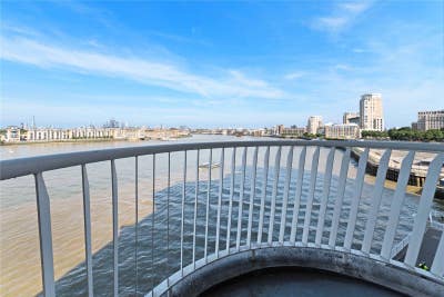 River view flat at canary wharf  Main Photo