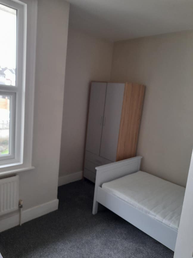 Single Room to let Main Photo