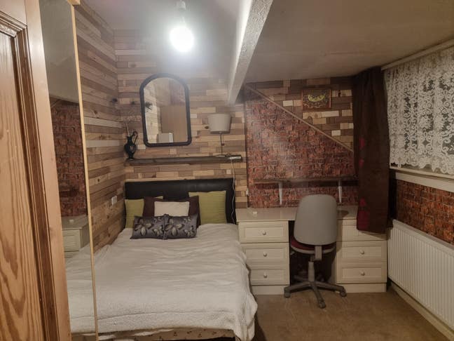 EN SUITE attic room for rent fo Main Photo