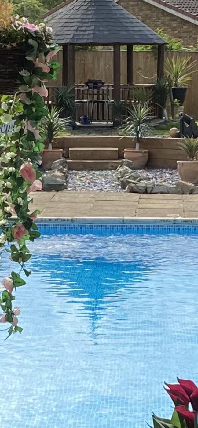 Large single room with double built in wardrobe. Main Photo