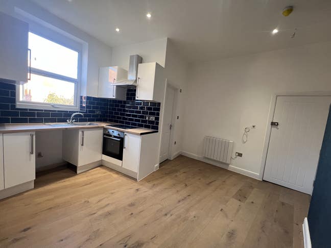 A renovated studio apartment Main Photo