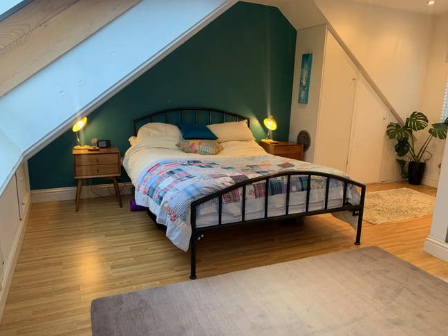 Large double room with ensuite - sunny with views Main Photo