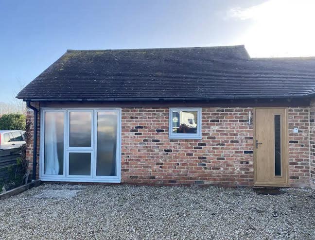 Spacious 1 bed flat bills included  Main Photo