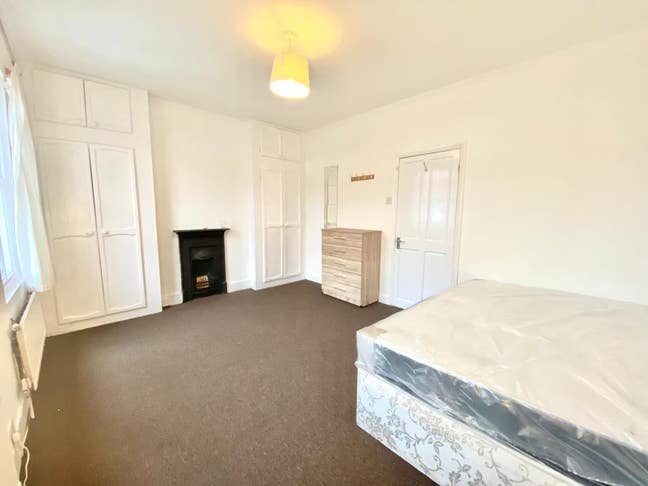 Flash Offer - No Deposit + Bills Included! Main Photo