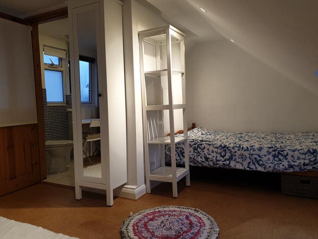 Merstham ensuite dble, lovely view, all bills incl Main Photo