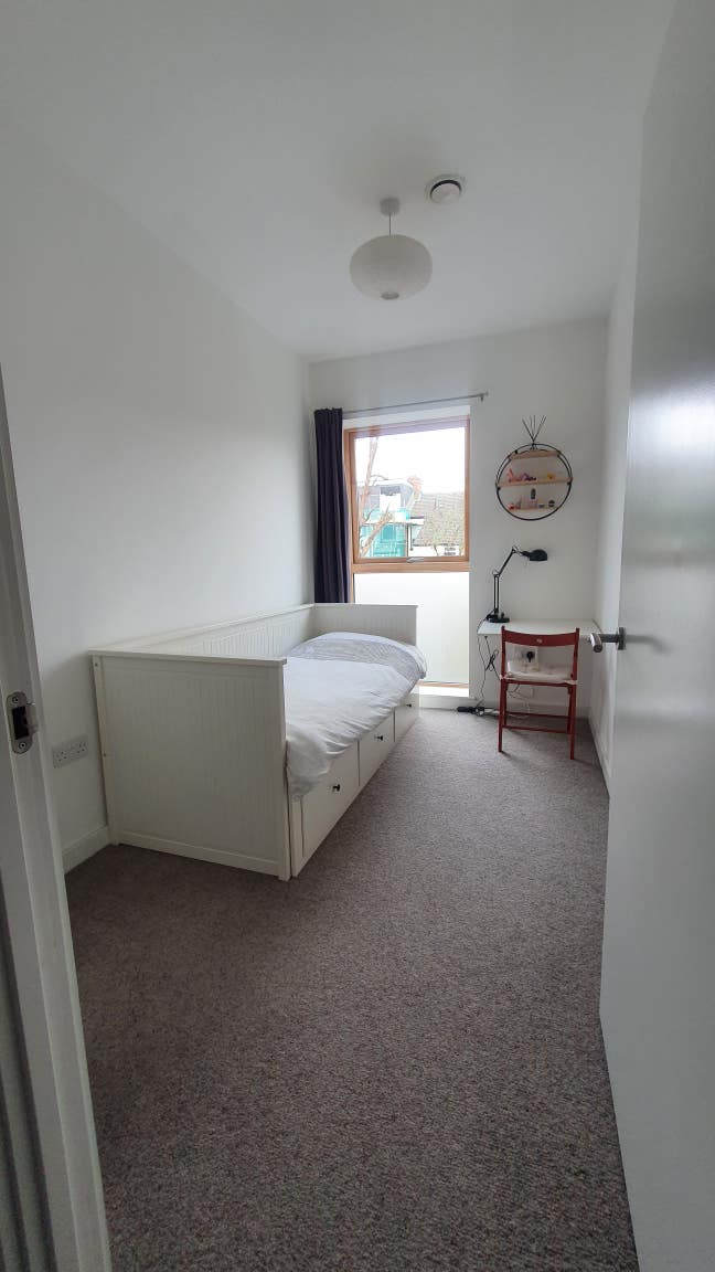 Single room in family house - Female professional Main Photo