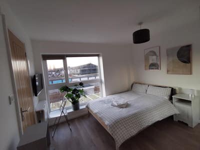 Spacious double en-suite room in a welcoming house Main Photo