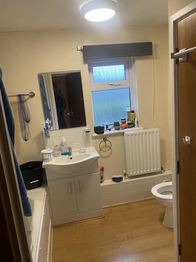 A good one spare room available.  Main Photo