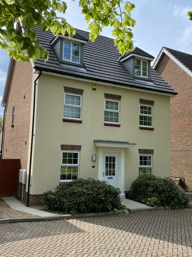 Pound Hill, Small Double Ensuite in Fantastic Home Main Photo