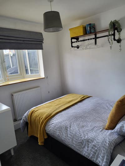 Female professional for room with en-suite Main Photo