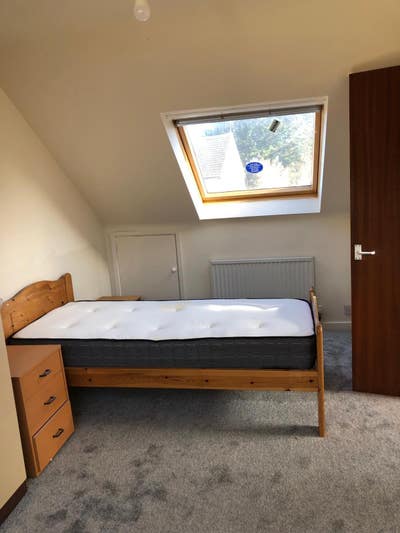 Loft ensuite in quiet retired home Main Photo