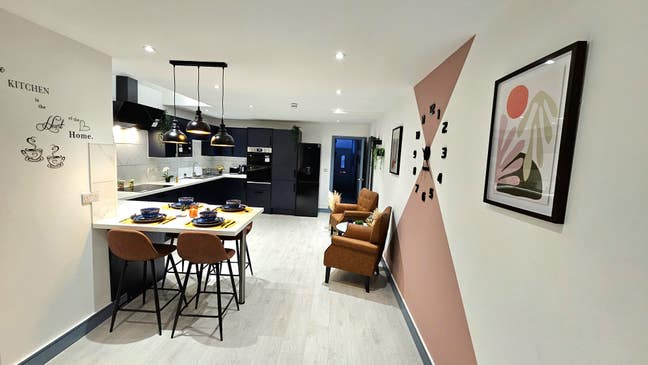 🔥New Luxury Studios! CV5! All Bills Inc! Main Photo