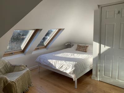 Double bedroom with en suite and parking Main Photo