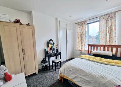 Double Room for a FEMALE in a small Family home Main Photo