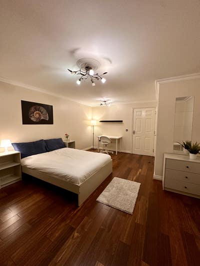 Huge Double En-Suite in Perfect Slough Location! Main Photo
