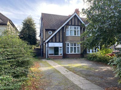 Large Double Room in Professional House Share Main Photo