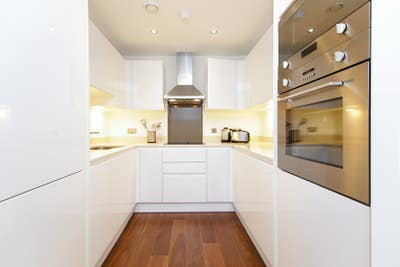 Double room - 2 min from South quay station Main Photo