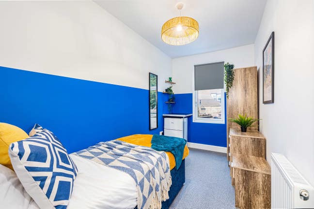 🏠Single off-Suite Room Available on Queens Road🏠 Main Photo
