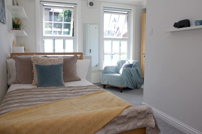 Beautiful light room in a house share  Main Photo