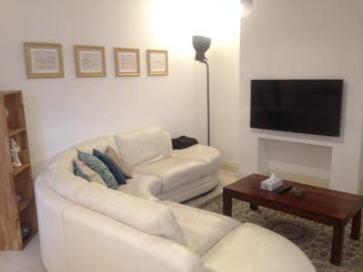 Double bedroom available in a shared house Main Photo