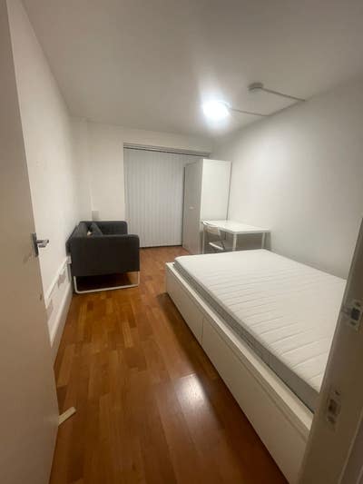 Modern double room in 3 bedroom 2 bathroom flat Main Photo