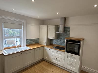 *Beautiful 4 bedroom apartment Victoria Avenue* Main Photo