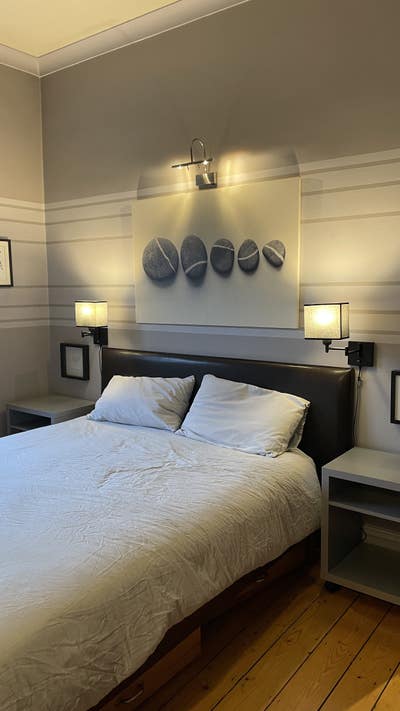 Short Term- Lovely quiet room in central location Main Photo