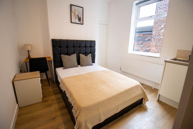 Modern Living in the Heart of Warrington: Ensuites Main Photo