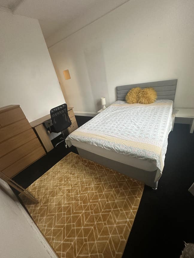 One bedroom en-suit with separate office near town Main Photo