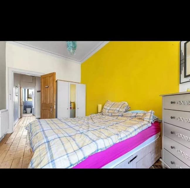 Large double bedroom in an old style tenement  Main Photo