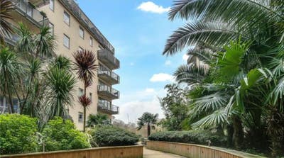 Large Riverside 2 Bed Apartment Parking Available Main Photo