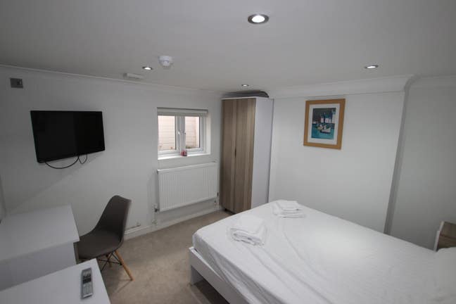 Stunning Double Room Close to Town Centre  Main Photo