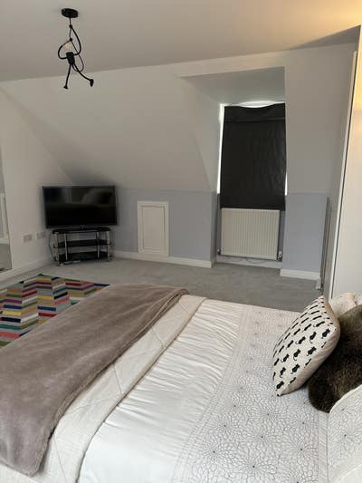 Whole top floor (large bedroom,lounge & bathroom) Main Photo