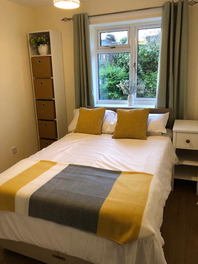 Double room and private lounge in spacious home Main Photo