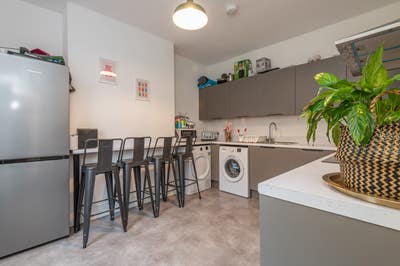 En-suite room by Bramley station  Main Photo