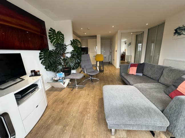 Bright One Bedroom Flat Short Term Let - Dec / Jan Main Photo