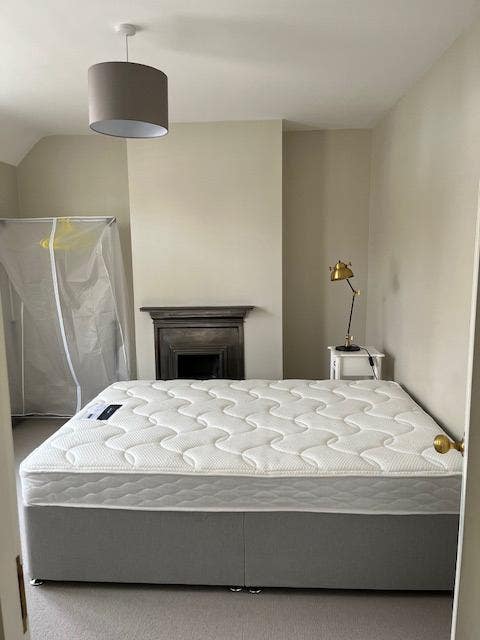 1 double room to be let - shared bathroom Main Photo