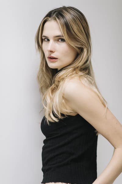 Hi, I am a 27  professional actor Main Photo