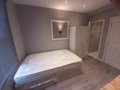 Double Studio,  W7,  Refurbished. Elizabeth Line Main Photo