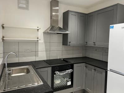 Renovated shared-house, mins to public transport Main Photo
