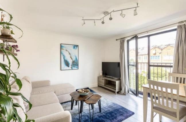 Bright Double Bedroom in Modern Flat Main Photo