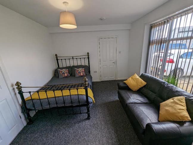 Nice large room (ensuite). All bills. EV charging. Main Photo